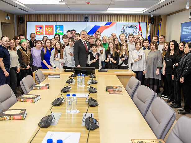 Андрей Иванов вручил первые паспорта 19 юным жителям Одинцовского округа Андрей Иванов вручил первые паспорта 19 юным жителям Одинцовского округа